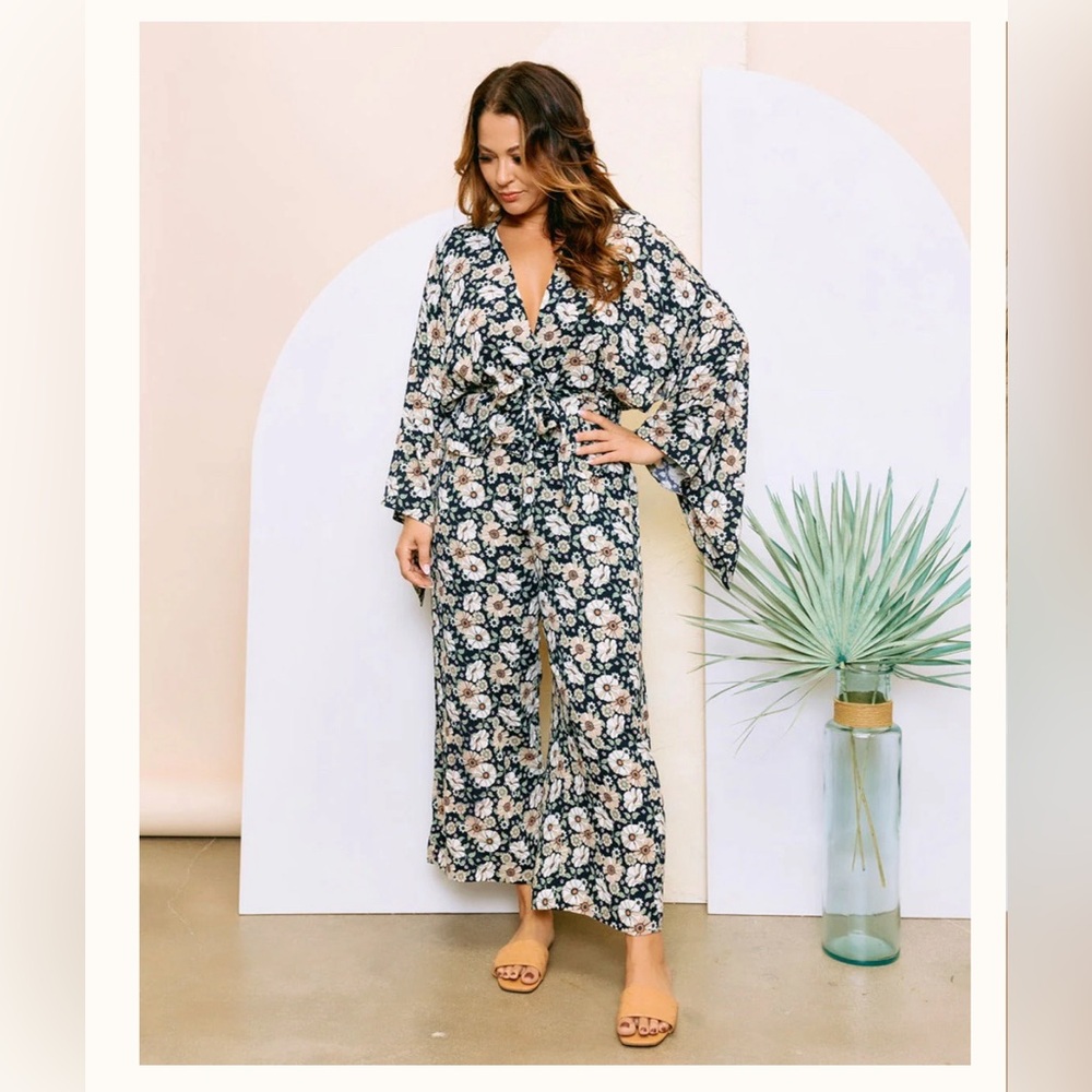 Designer Daisy Kimono Top
Size Medium